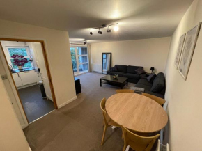 Spacious 2-Bedroom Flat Near Surbiton Station, Surbiton